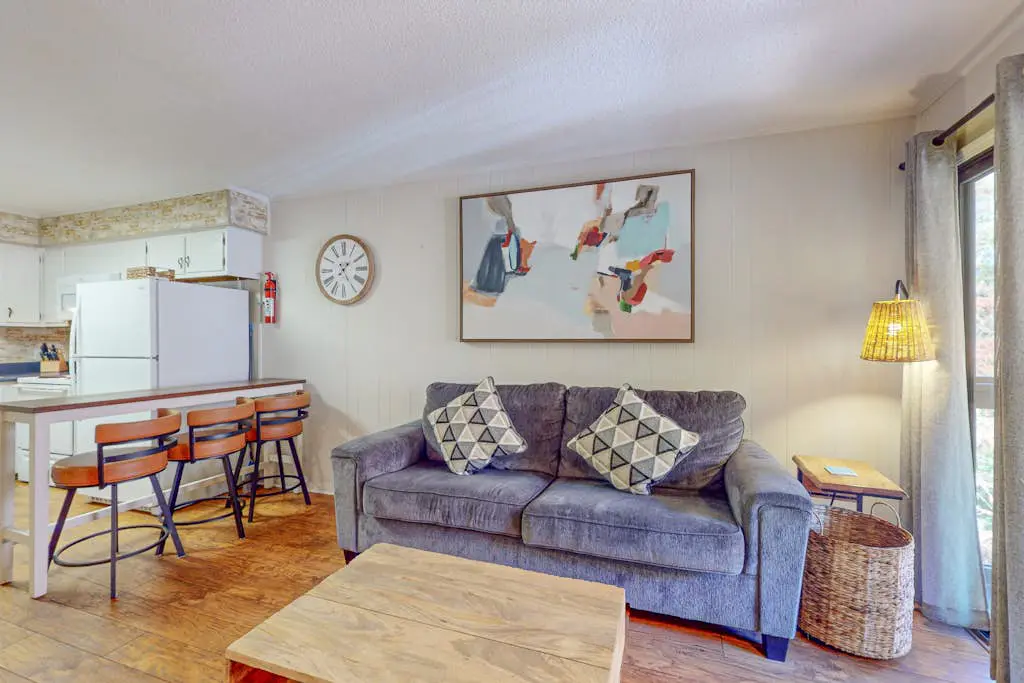 Charming Condo 1 block from Coligny Plaza with on-site pool, balcony, & W/D