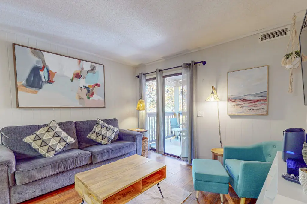 Charming Condo 1 block from Coligny Plaza with on-site pool, balcony, & W/D