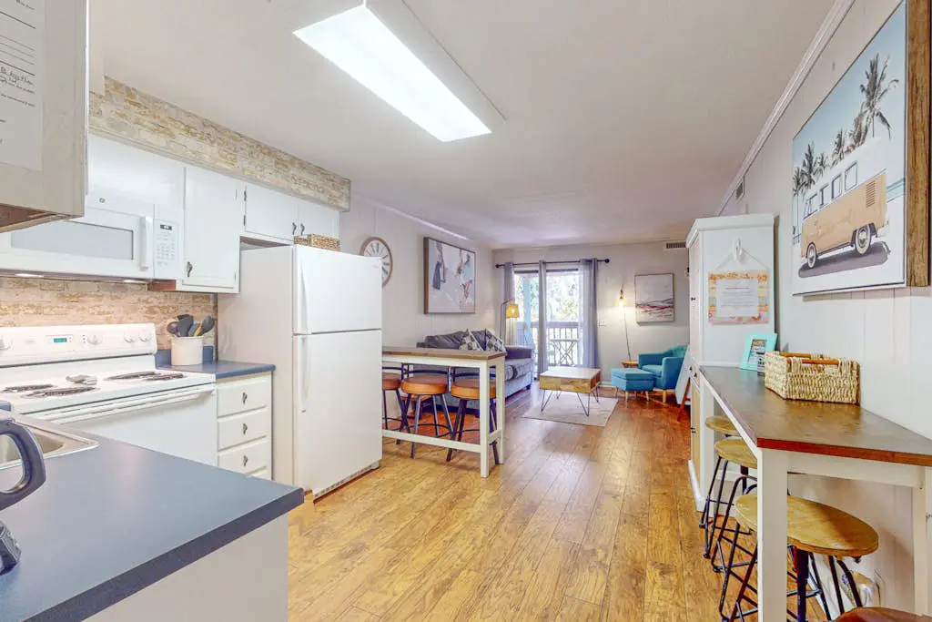Charming Condo 1 block from Coligny Plaza with on-site pool, balcony, & W/D