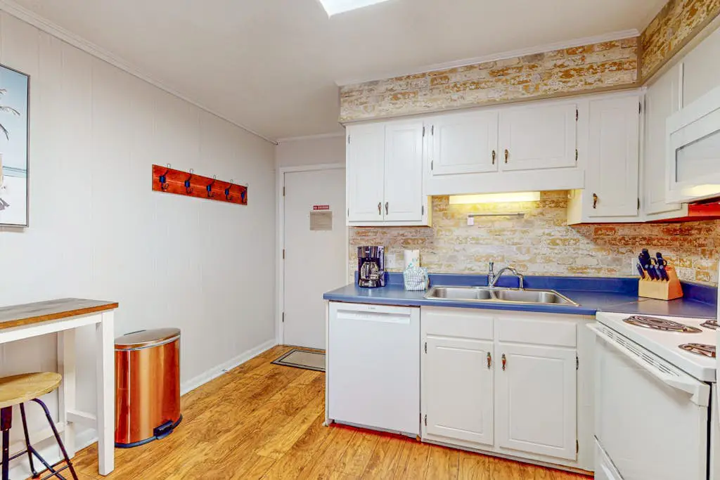 Charming Condo 1 block from Coligny Plaza with on-site pool, balcony, & W/D
