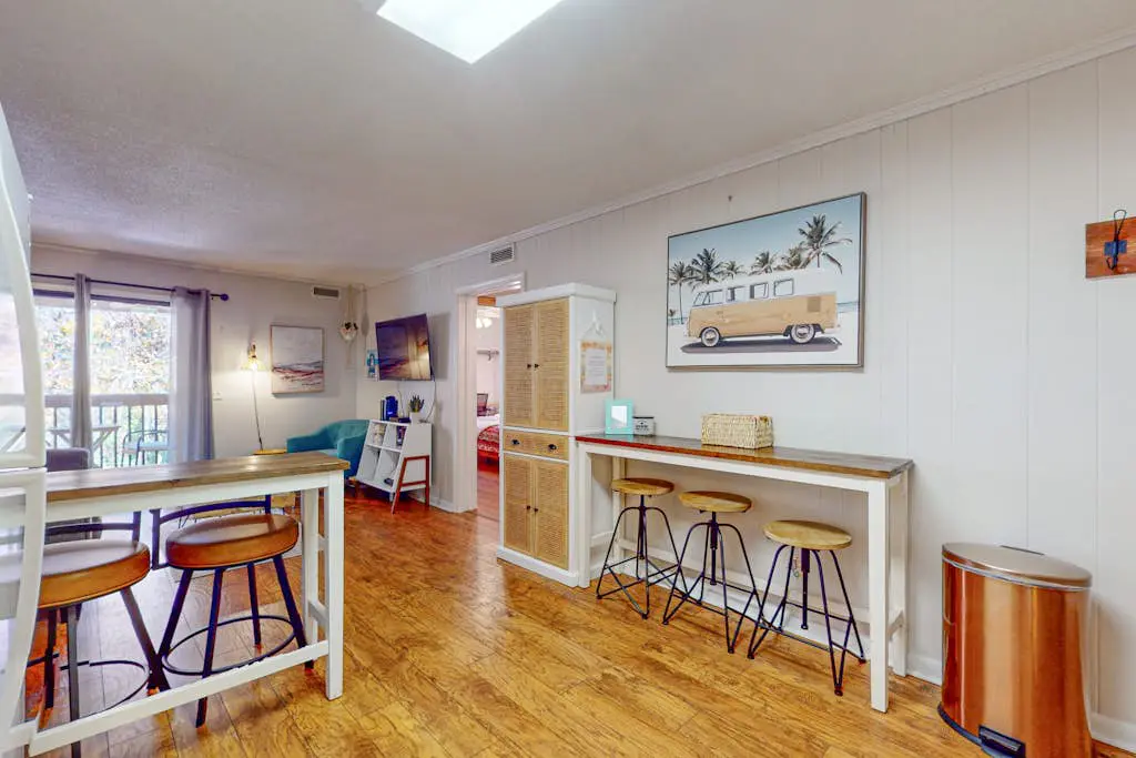 Charming Condo 1 block from Coligny Plaza with on-site pool, balcony, & W/D