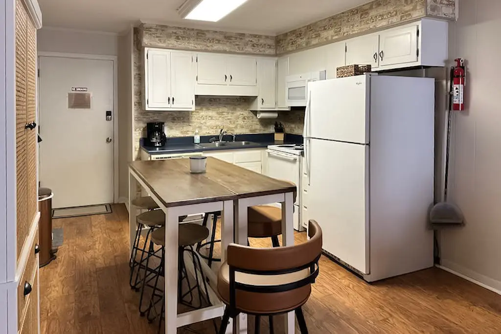 Charming Condo 1 block from Coligny Plaza with on-site pool, balcony, & W/D