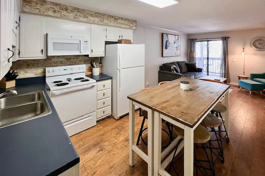 Charming Condo 1 block from Coligny Plaza with on-site pool, balcony, & W/D