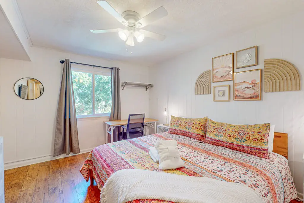 Charming Condo 1 block from Coligny Plaza with on-site pool, balcony, & W/D