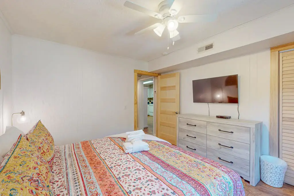 Charming Condo 1 block from Coligny Plaza with on-site pool, balcony, & W/D
