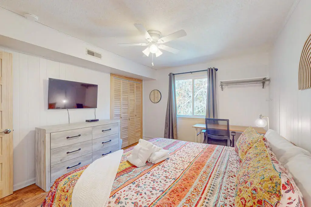 Charming Condo 1 block from Coligny Plaza with on-site pool, balcony, & W/D