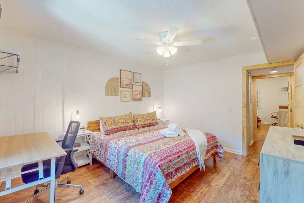 Charming Condo 1 block from Coligny Plaza with on-site pool, balcony, & W/D