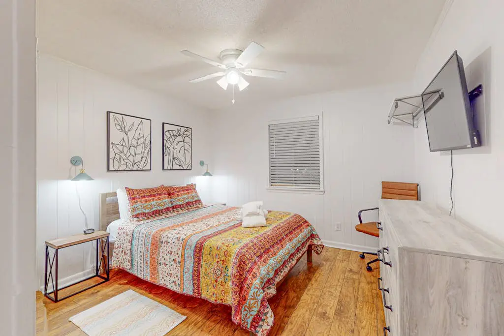 Charming Condo 1 block from Coligny Plaza with on-site pool, balcony, & W/D