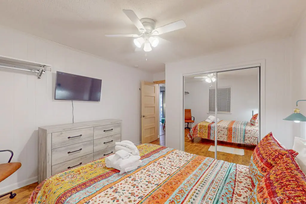 Charming Condo 1 block from Coligny Plaza with on-site pool, balcony, & W/D
