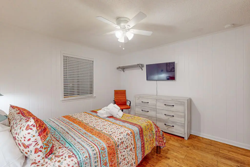 Charming Condo 1 block from Coligny Plaza with on-site pool, balcony, & W/D