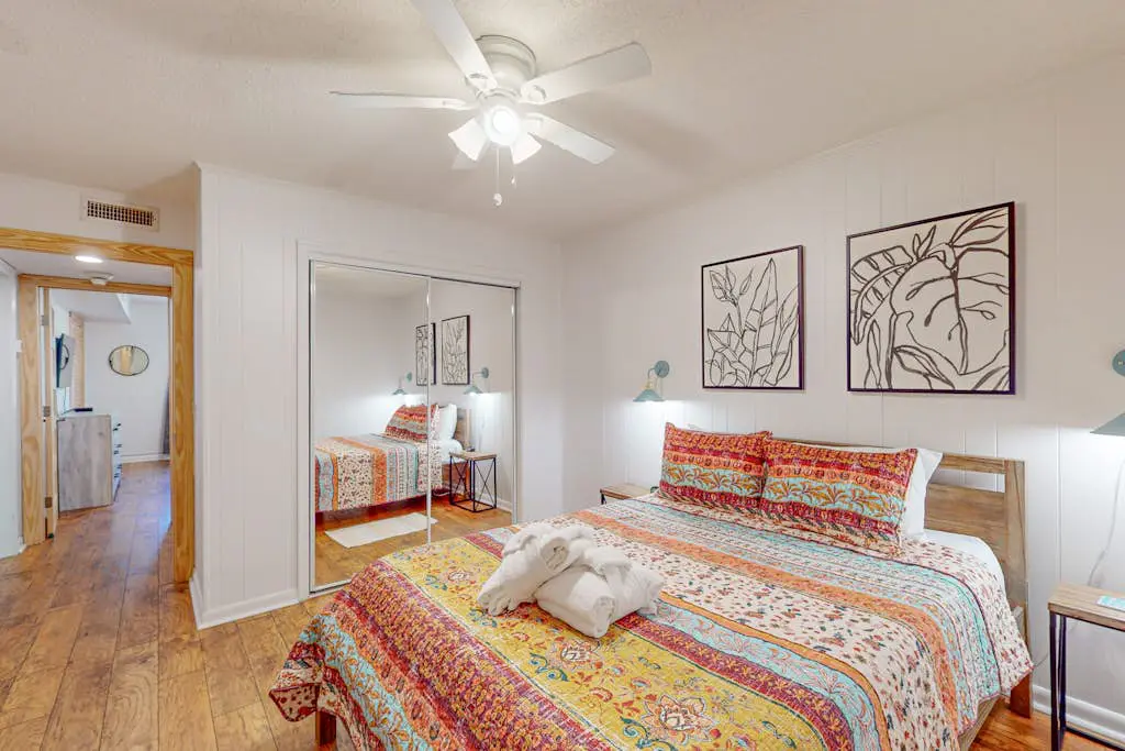 Charming Condo 1 block from Coligny Plaza with on-site pool, balcony, & W/D