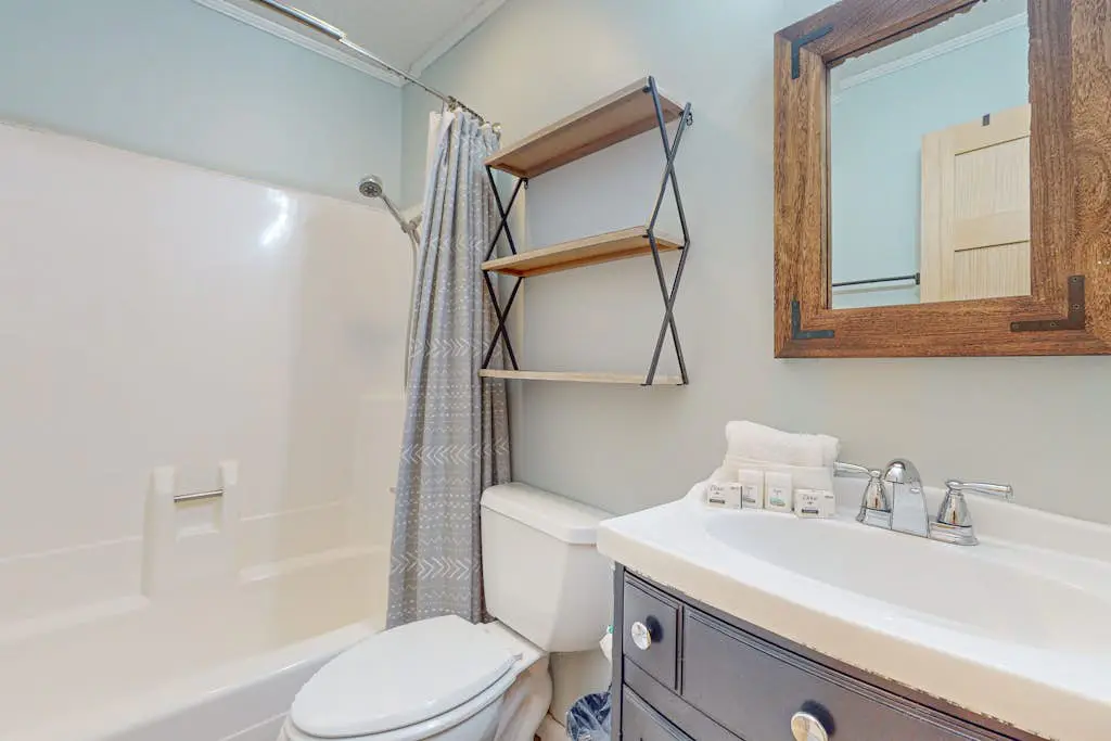 Charming Condo 1 block from Coligny Plaza with on-site pool, balcony, & W/D