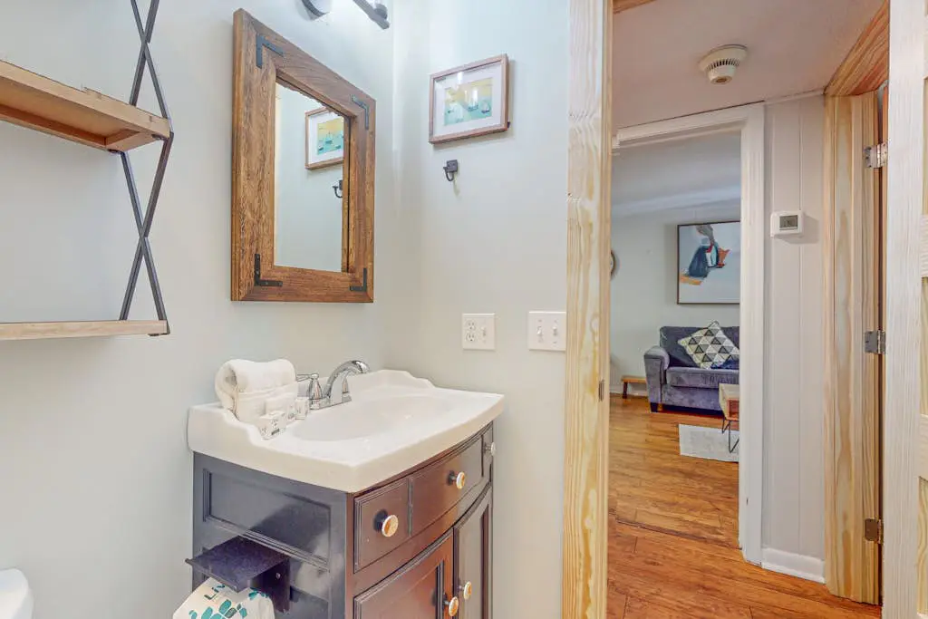 Charming Condo 1 block from Coligny Plaza with on-site pool, balcony, & W/D