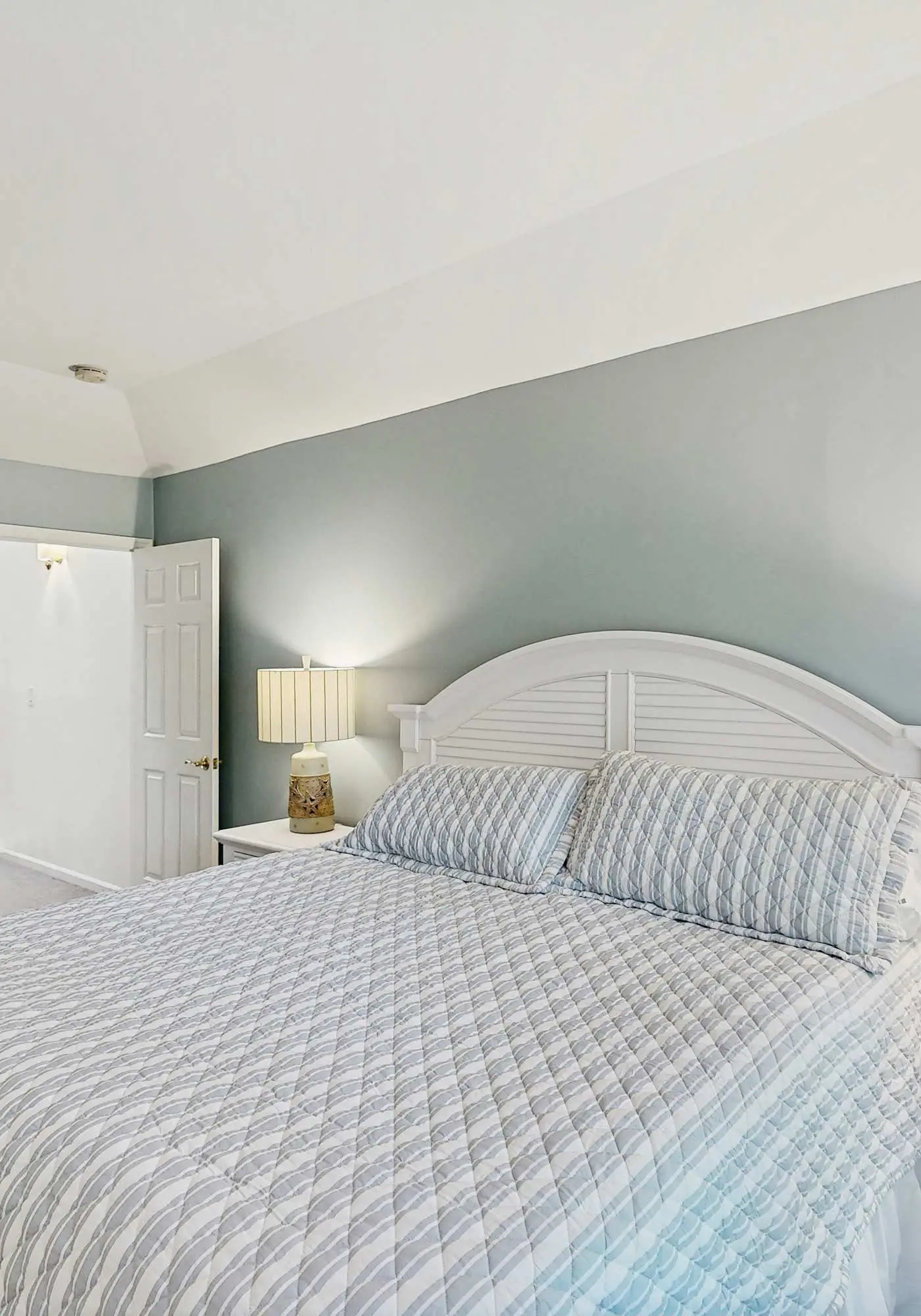 Renovated Dog Friendly Villa with Patio & Pool  Near Golf & Beach