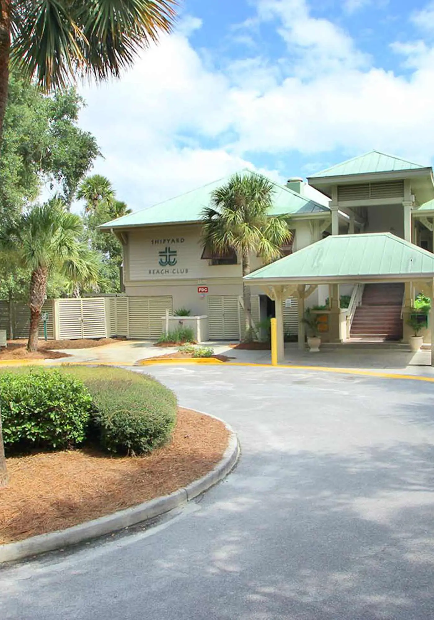 Renovated Dog Friendly Villa with Patio & Pool  Near Golf & Beach