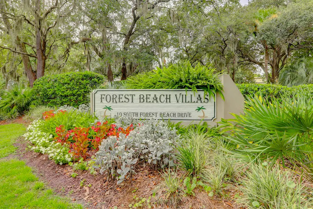 Inviting villa with pool, tennis, & balcony - close beach access