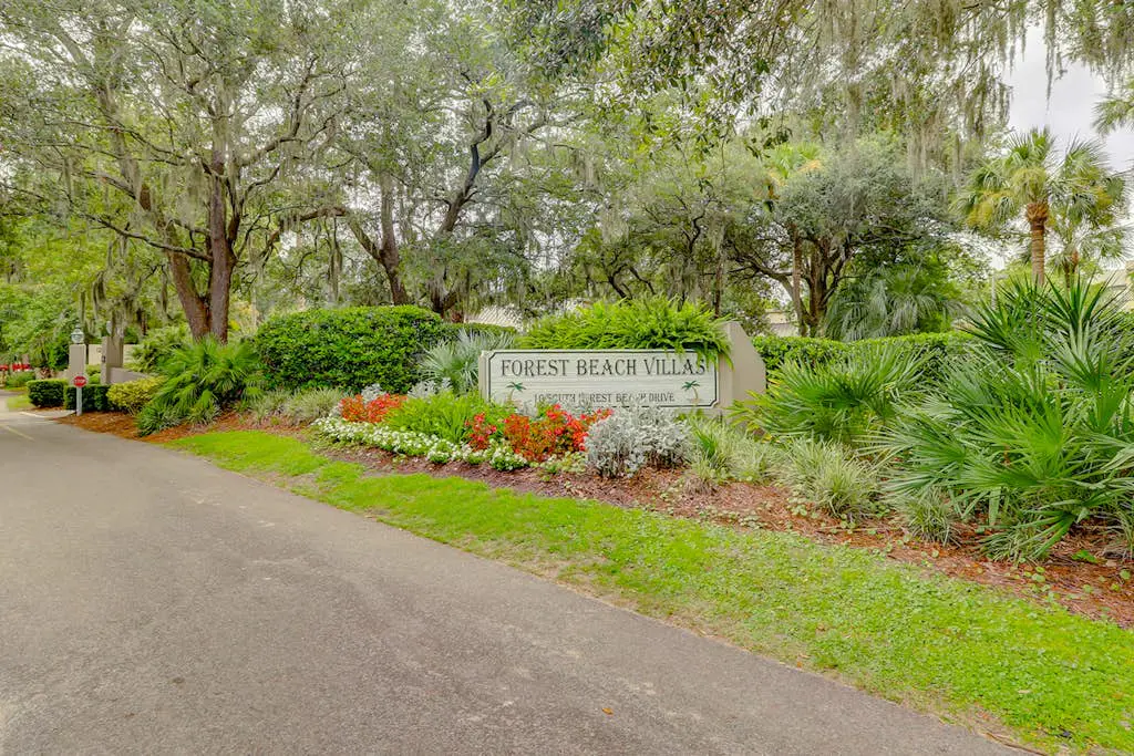 Inviting villa with pool, tennis, & balcony - close beach access