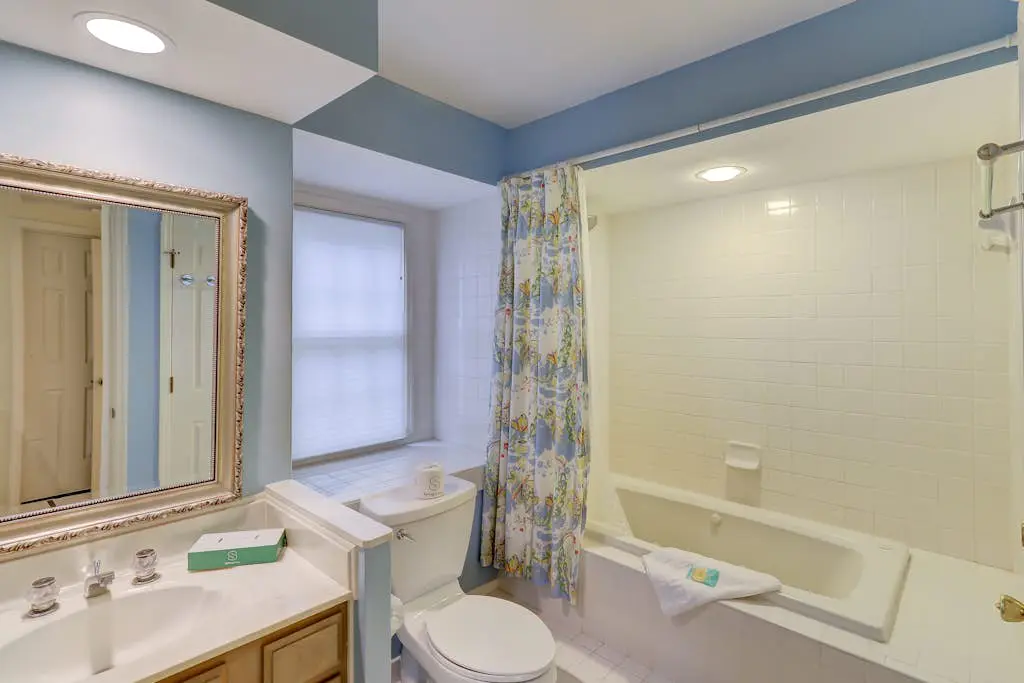 Dog-Friendly Villa with Pool, Tennis, Patio, Full Kitchen & Beach Nearby