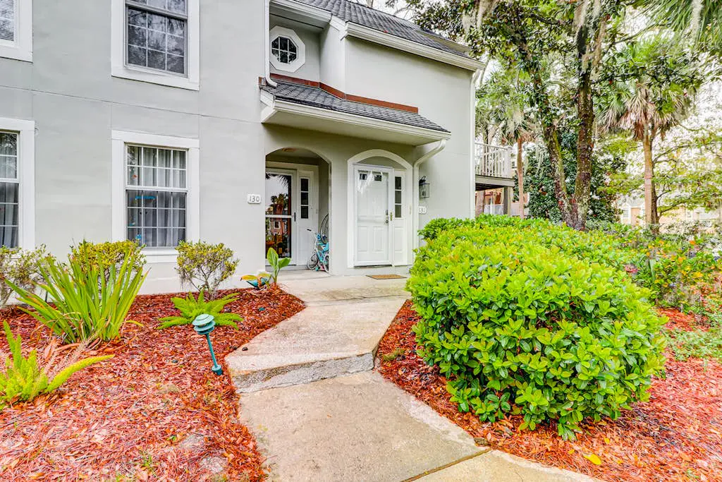 Dog-friendly ,golf course views, pool,beach nearby