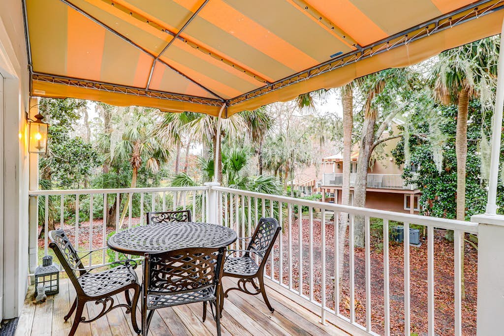 Dog-friendly ,golf course views, pool,beach nearby