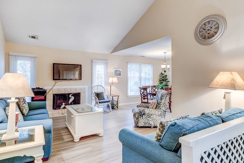 Dog-friendly ,golf course views, pool,beach nearby