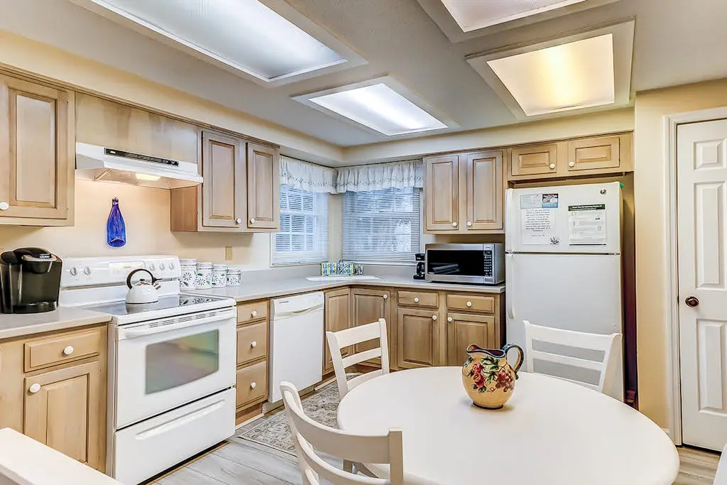 Dog-friendly ,golf course views, pool,beach nearby
