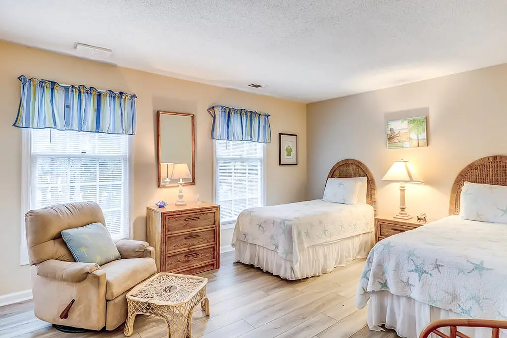 Dog-friendly ,golf course views, pool,beach nearby