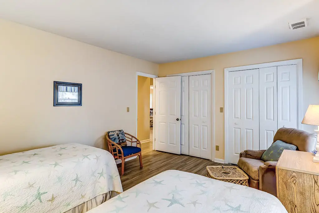 Dog-friendly ,golf course views, pool,beach nearby