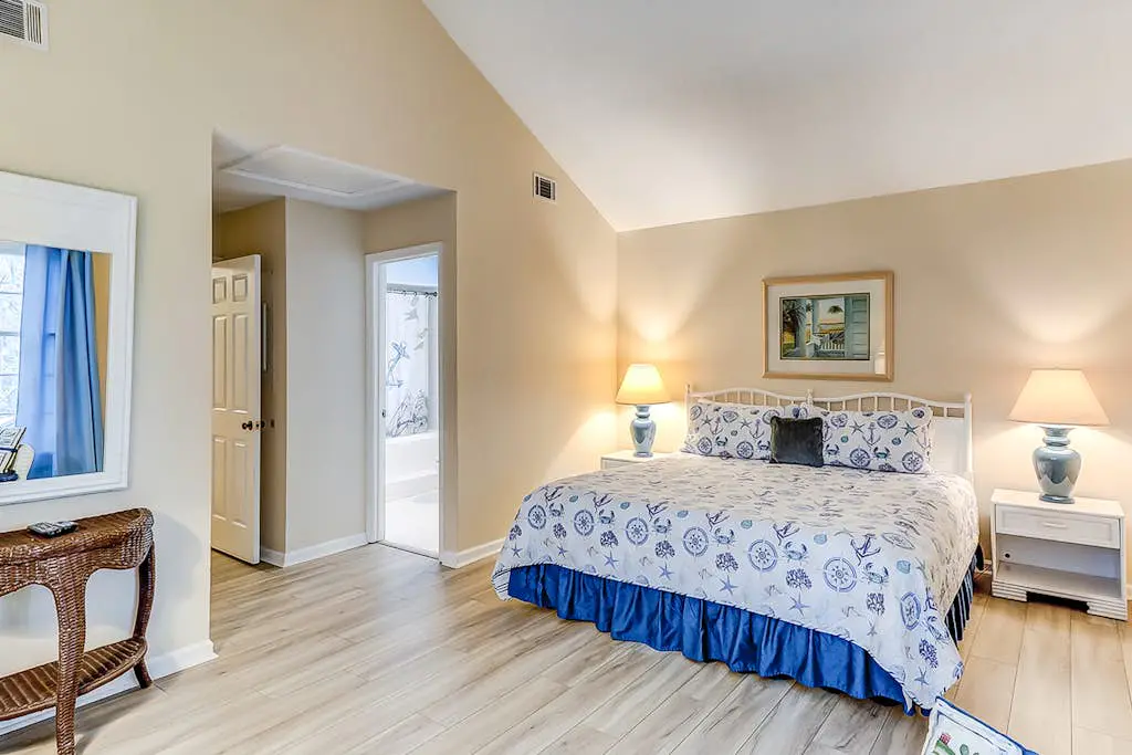 Dog-friendly ,golf course views, pool,beach nearby