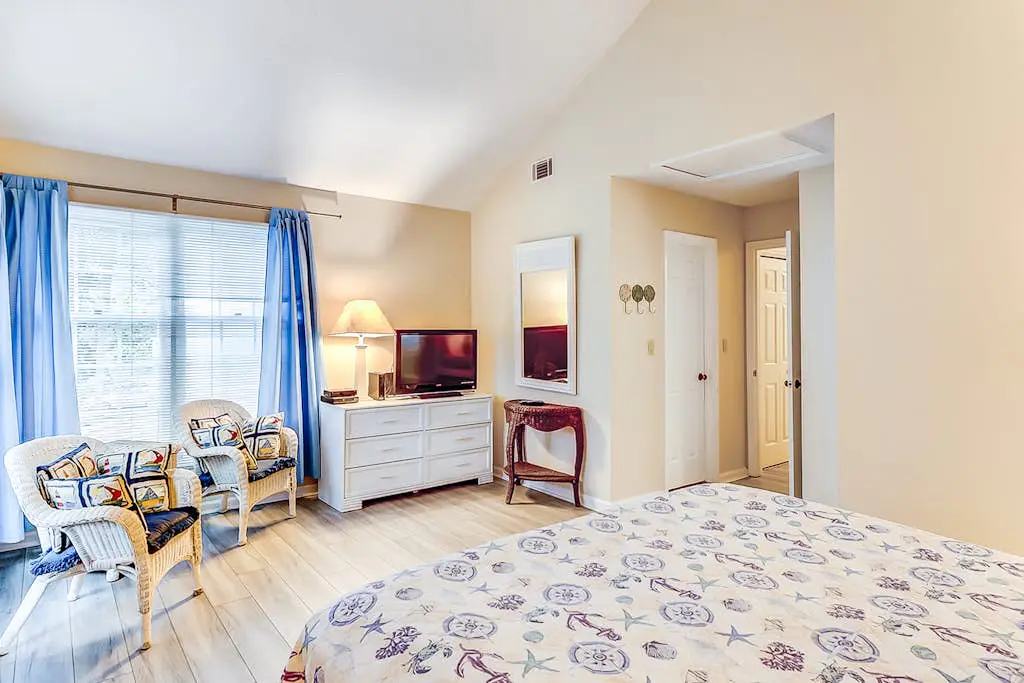 Dog-friendly ,golf course views, pool,beach nearby