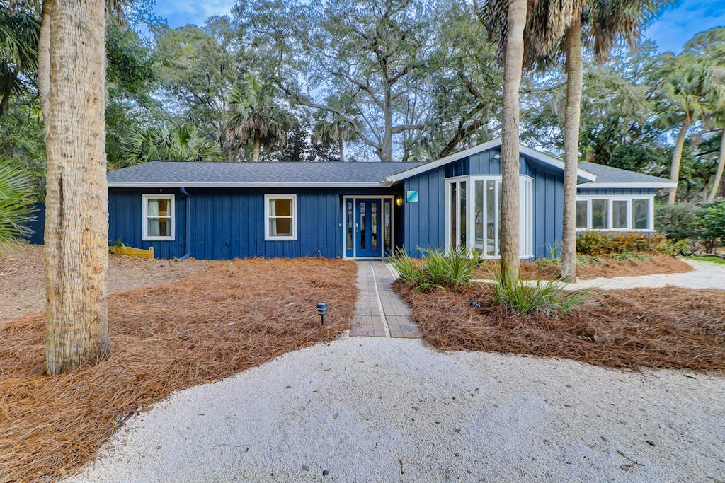 Palm-lined hideaway with pool. Dog Friendly.