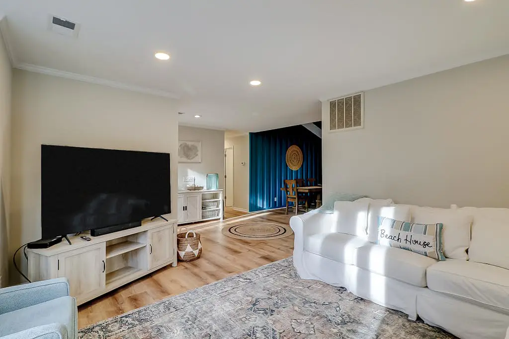 Palm-lined hideaway with pool. Dog Friendly.