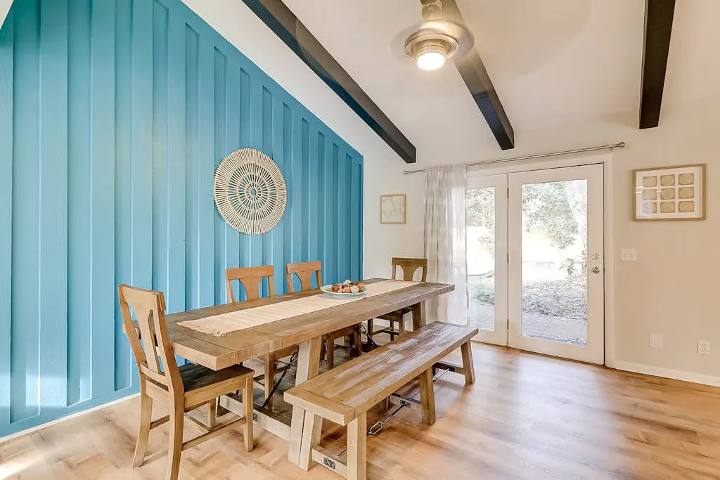 Palm-lined hideaway with pool. Dog Friendly.