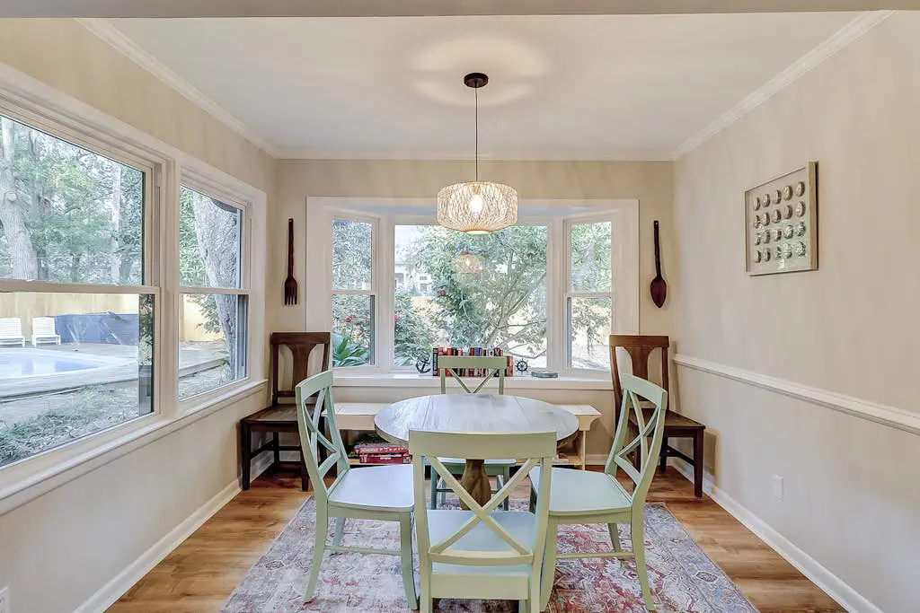 Palm-lined hideaway with pool. Dog Friendly.