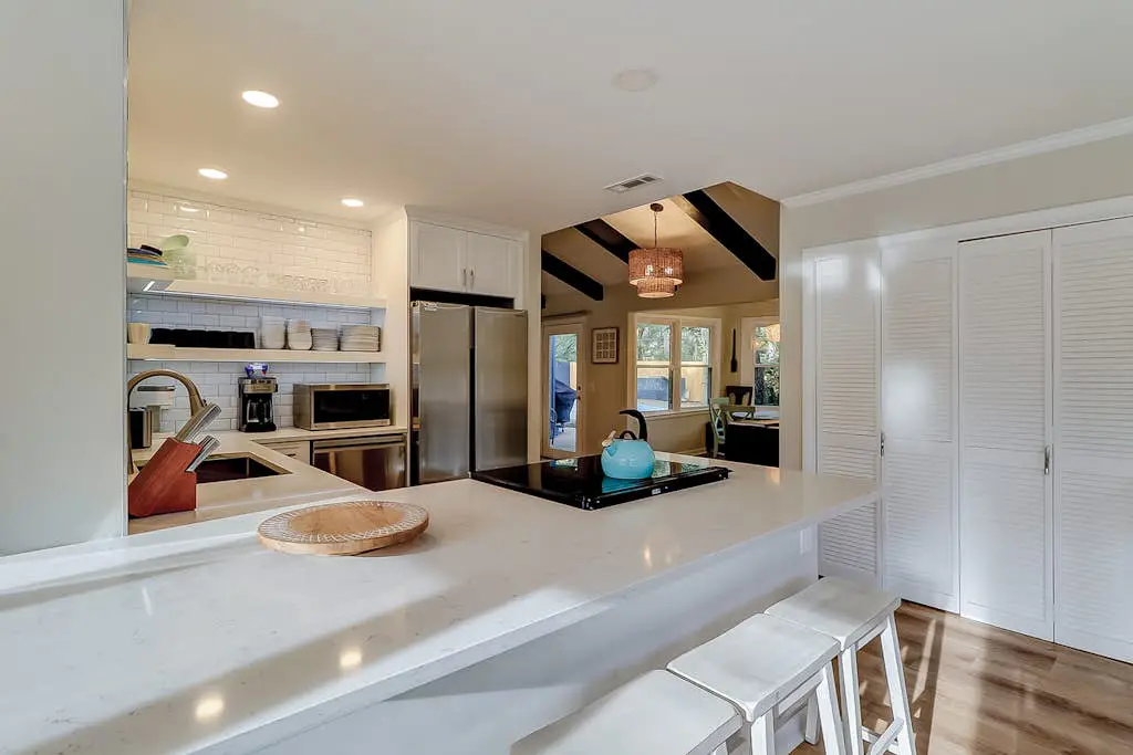 Palm-lined hideaway with pool. Dog Friendly.