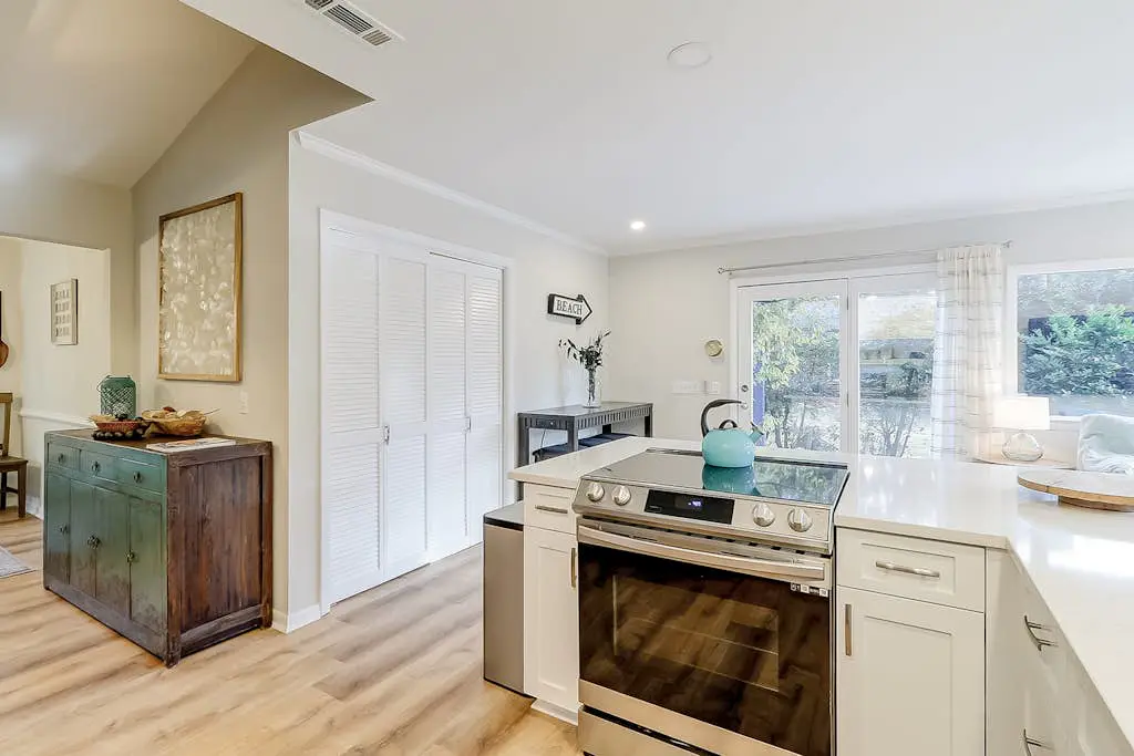 Palm-lined hideaway with pool. Dog Friendly.