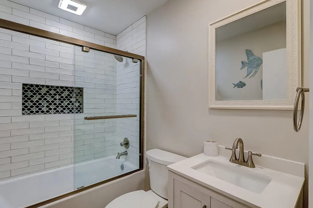 Palm-lined hideaway with pool. Dog Friendly.
