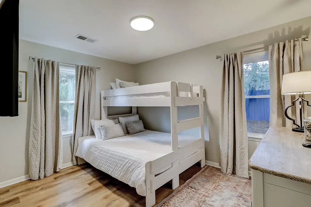 Palm-lined hideaway with pool. Dog Friendly.