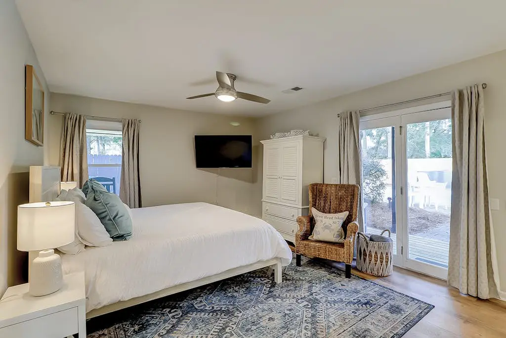 Palm-lined hideaway with pool. Dog Friendly.