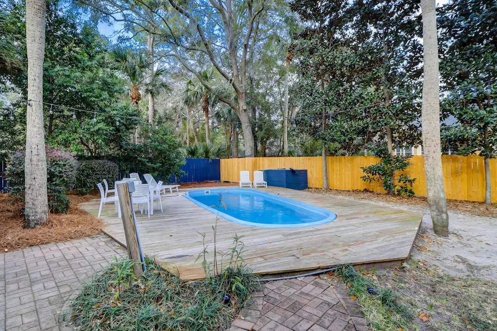 Palm-lined hideaway with pool. Dog Friendly.