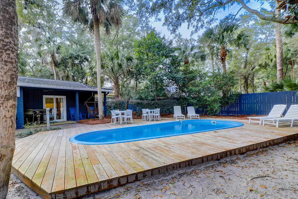 Palm-lined hideaway with pool. Dog Friendly.