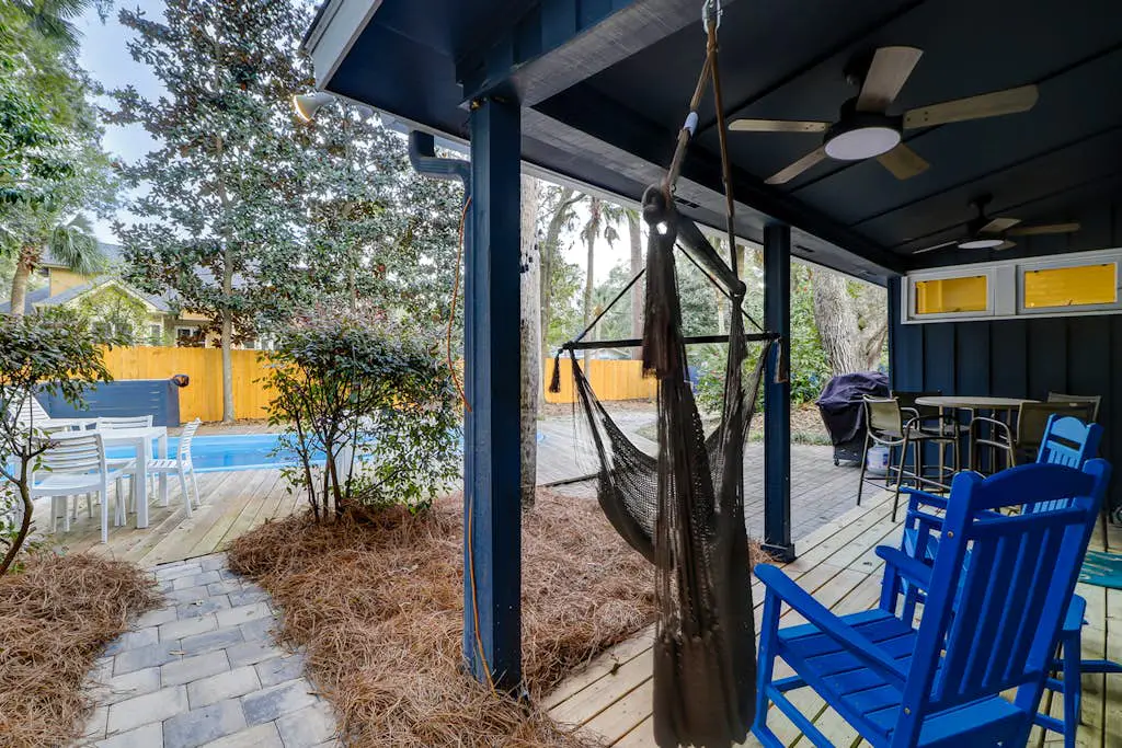 Palm-lined hideaway with pool. Dog Friendly.