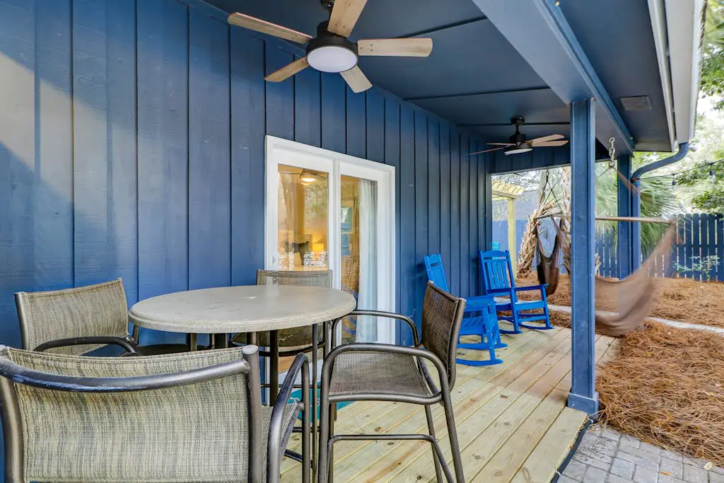 Palm-lined hideaway with pool. Dog Friendly.