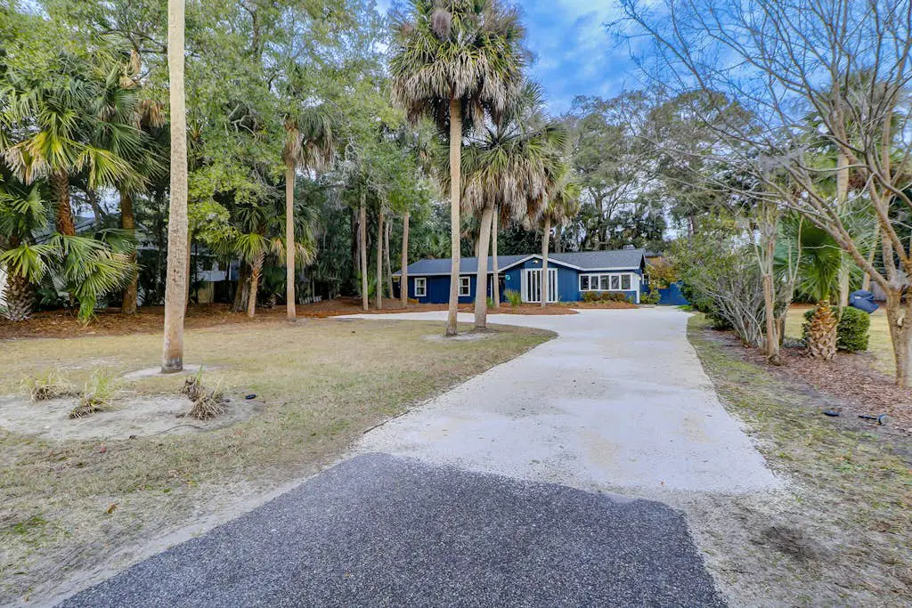 Palm-lined hideaway with pool. Dog Friendly.