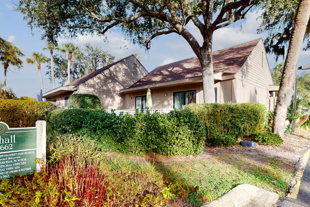 Snowbird-friendly golf getaway near the beach with pool, private deck, & W/D