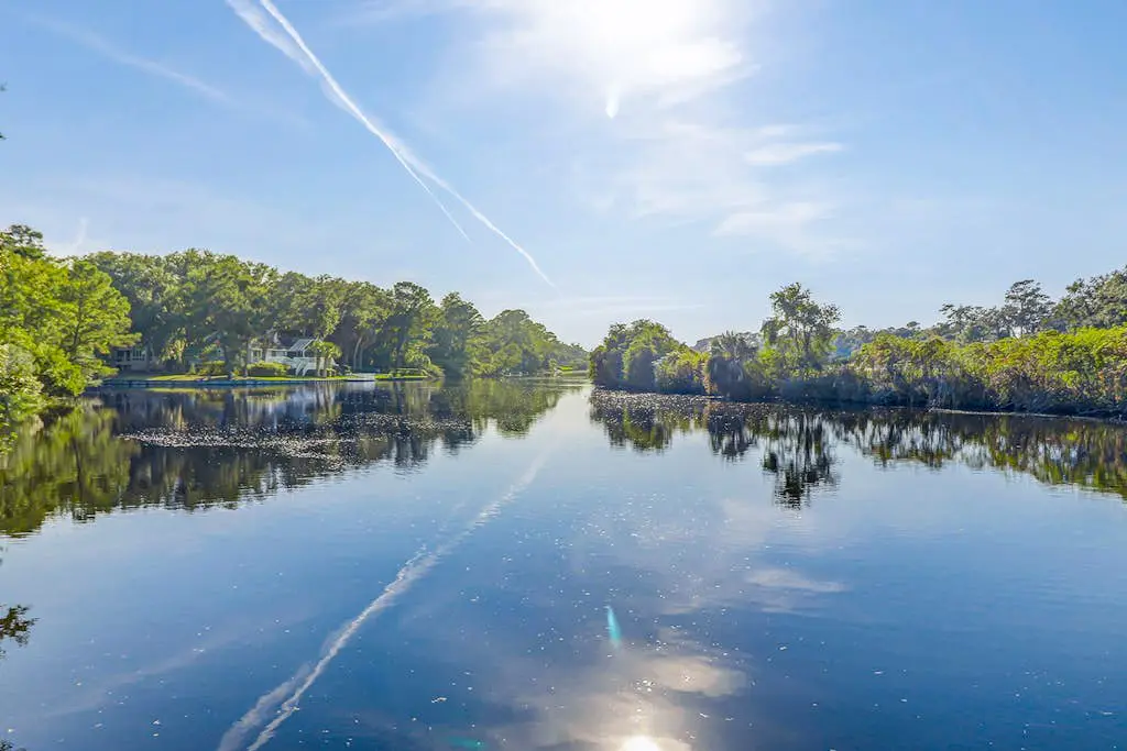 Snowbird-friendly golf getaway near the beach with pool, private deck, & W/D