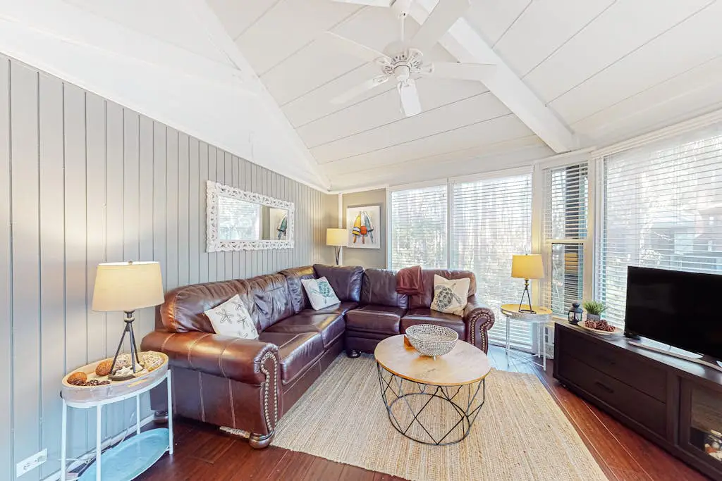 lofted villa with private deck, streaming, & W/D - near Harbour Town