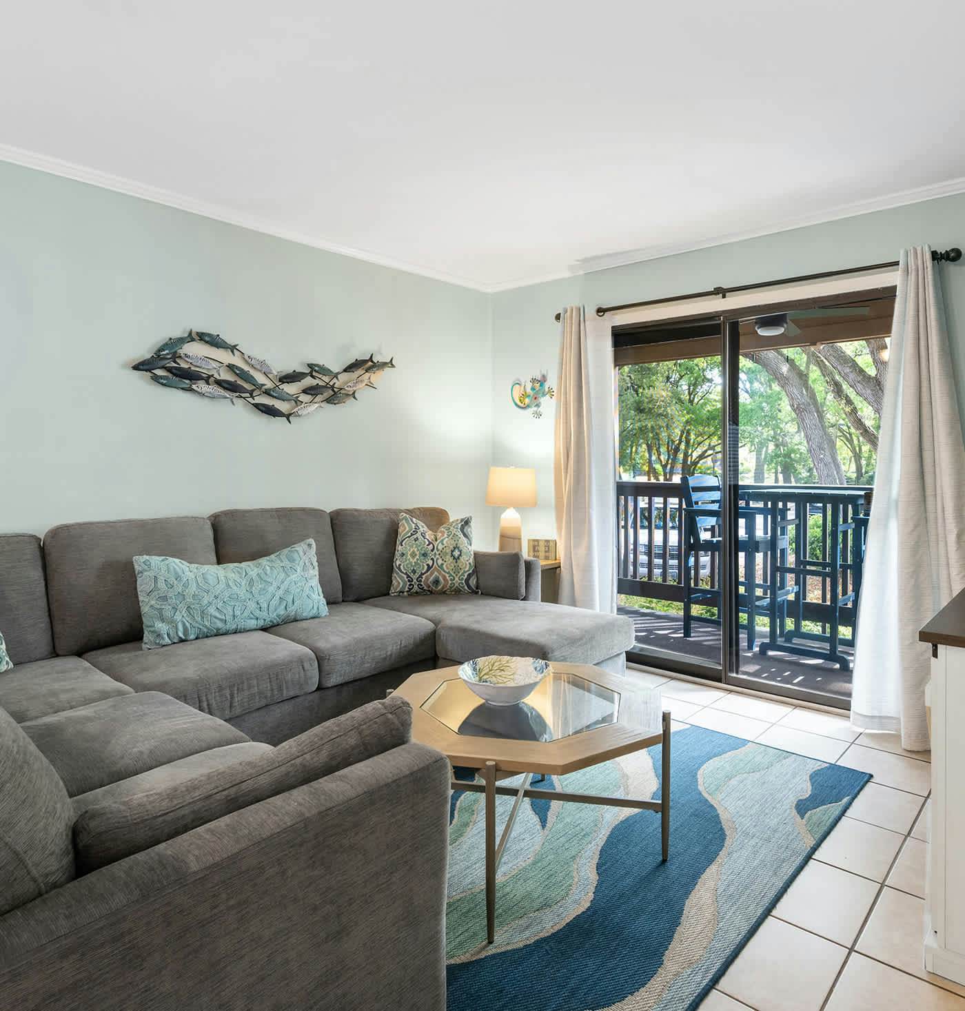 Condo near beach with 2 pools, restaurants, gym, 6 tennis, 12 pickleball, W/D