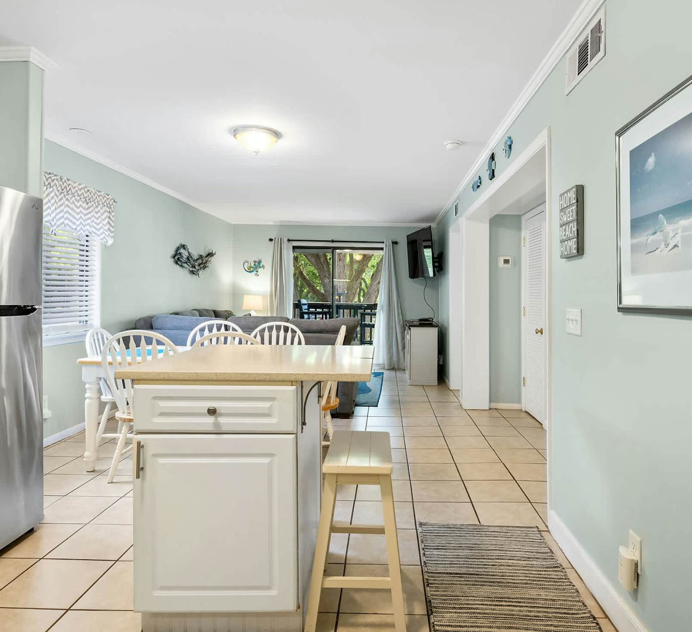 Condo near beach with 2 pools, restaurants, gym, 6 tennis ...