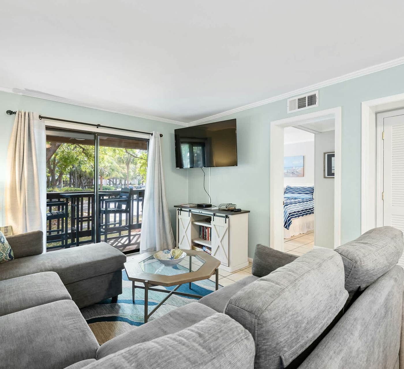 Condo near beach with 2 pools, restaurants, gym, 6 tennis ...